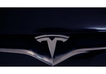 Tesla şi-a pierdut de la începutul anului o treime din valoarea de piaţă, adică 260 mld. dolari