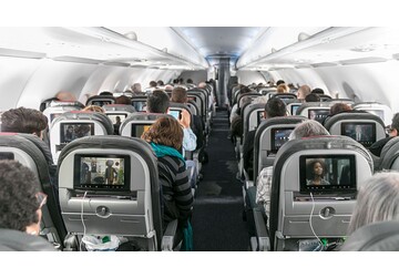 Care este cel mai murdar loc din avion. Un spațiu folosit zilnic ascunde mai multe bacterii decât toaletele