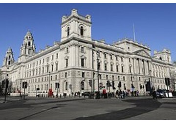 Великобритания временно исключила из-под санкций зарубежные активы «Лукойла»