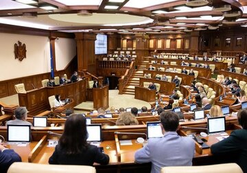 Parlamentul Moldovei a adoptat în a doua lectură amendamente la Legea bugetului de stat pentru anul 2021, majorând veniturile și cheltuielile, dar reducând deficitul.
