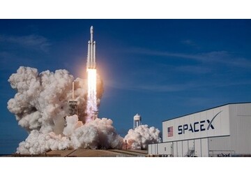 Elon Musk anunță că SpaceX se va concentra pe construirea unui oraș pe Lună cât mai rapid