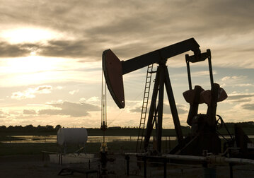 Ce înseamnă ca uriaşii să-şi pună pofta-n cui: petrolul s-a ieftinit, iar preţul fierului a dat înapoi
