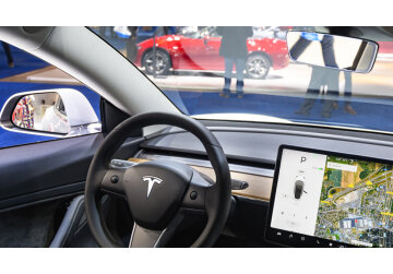 Ex-Tesla employee casts doubt on car safety