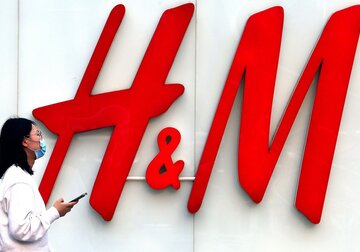 H&amp;M începe să dispară în China: Retailerul este respins de majoritatea platformelor online de shopping, în timp ce aplicaţiile de tip Google Maps continuă să şteargă locaţiile companiei suedeze