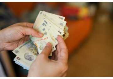 Sondaj: Pe ce cheltuie românii cei mai mulţi bani
