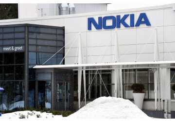 Nokia va desfiinţa până la 14.000 de locuri de muncă din cauza reducerii cererii din SUA. Acţiunile companiei au scăzut cu 5% 