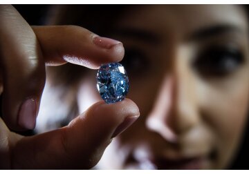 UK mining giant to offload De Beers diamond business