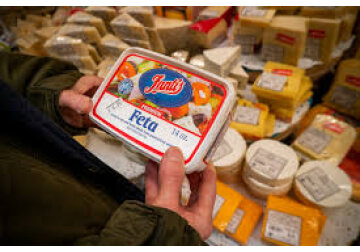 Dispută în Grecia pe marginea cunoscutului sortiment de branză: feta