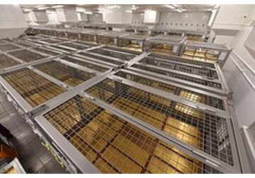 Центробанки мировых держав начали распродавать золото