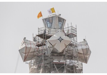 Ultima parte a turnului central al Sagrada Familia a fost montată. Finalizarea crucii din sticlă aduce bazilica lui Antoni Gaudí la înălţimea sa maximă de 172,5 metri, la 144 de ani de la începerea lucrărilor