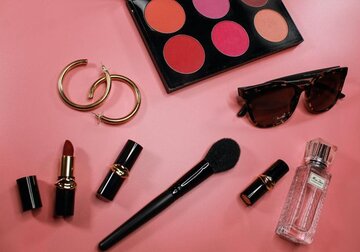 Frigiderul nu mai e doar pentru alimente. De ce să-ţi păstrezi produsele cosmetice la rece