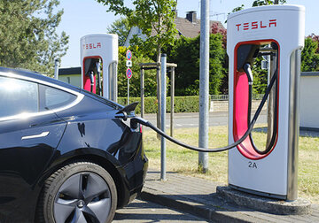 Жители европейской страны отказались покупать обычные машины