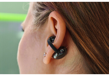 Назван самый безопасный для слуха тип наушников