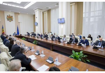 Pe perioada stării de urgență se suspendă activitatea judiciară privind examinarea cauzelor civile și penale, precum și a procedurilor procesuale penale.