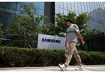 Samsung представила смартфон с тройным экраном