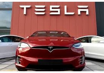 Prăbuşire rapidă a vânzărilor Tesla în Europa pe fondul protestelor anti-Musk