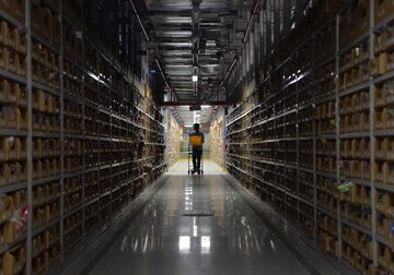 Pe măsură ce Amazon şi McDonald’s cresc salariile angajaţilor, micile businessuri americane se chinuie să ţină pasul. Companiile renunţă la investiţii şi refuză contracte în condiţiile în care concurează cu beneficiile de şomaj şi salariile oferite de marile firme