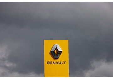 Renault приостановила работу в России