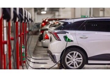 Industria auto își poate reveni la producția dinainte de pandemie doar prin eliminarea mașinilor cu combustie în 2035, susține un studiu al unui grup ecologist