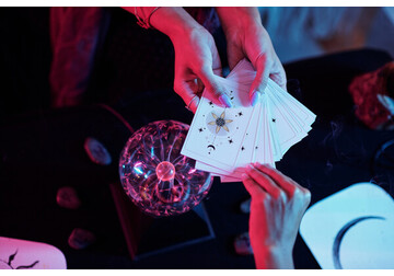 Кто больше склонен к магическому мышлению, рассказала психолог