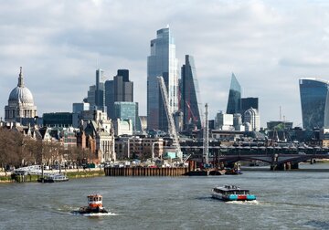 Bancherii continuă să părăsească Londra pe măsură ce creşte numărul relocărilor generate de Brexit : Parisul devine astfel cel mai mare beneficiar al seriilor de mutări