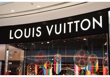 Gigantul francez LVMH, cu fonduri Pilon II în acţionariat, devine prima companie europeană cu o capitalizare de peste 500 mld. dolari
