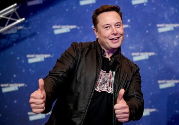 Elon Musk anunţă: Maşinile Tesla por fi cumpărate de acum cu bitcoin. Criptomoneda înregistrează o creştere de 5% după declaraţia miliardarului