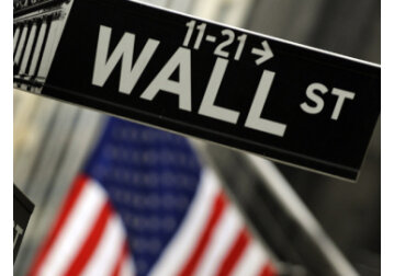 Economiştii de pe Wall Street consideră că Rezerva Federală a încheiat ciclul de înăsprire monetară. „Viziunea noastră este că Fed a făcut destul, ratele dobânzilor pe termen scurt fiind acum real pozitive, inflaţia de bază continuă să coboare, iar piaţa forţei de muncă încetineşte”