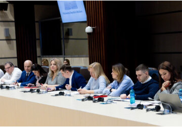 Băncile susțin stimularea plăților fără numerar, dar nu sunt de acord cu modificarea limitelor comisioanelor pentru transferurile bancare între persoane fizice. 