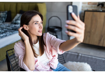 Высокая активность в соцсетях, особенно с фокусом на селфи, может указывать на тревожность