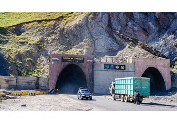 Unde se află „Tunelul Morții”, cel mai întunecat și periculos tunel din lume. Este situat la o altitudine de 2.700 de metri