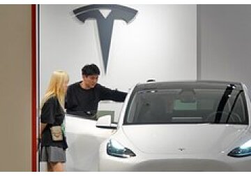 Продажи Tesla рухнули впервые с 2020 года