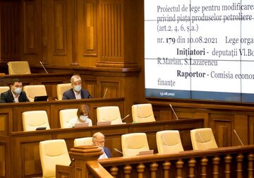Parlamentul Moldovei a adoptat în primă lectură amendamente la Legea cu privire la piața produselor petroliere, care prevăd liberalizarea prețurilor pentru toate tipurile de combustibil, cu excepția celor standard: benzină A-95 și motorină, al căror preț maxim cu amănuntul va fi setat de ANRE.