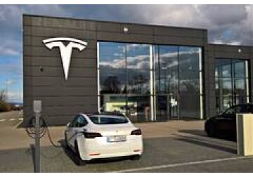 Tesla начала продавать автомобили без зарядки