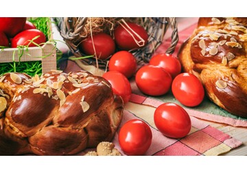 Când se vopsesc ouăle de Paște. Ce spune tradiția și de ce este importantă ziua în care se înroșesc ouăle