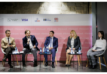 Doar 40% din moldoveni preferă plățile fără numerar. De ce se tem moldovenii să renunțe la cash?