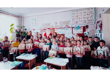 Moș Crăciun există! Maib a adus magia sărbătorilor de iarnă copiilor de la Gimnaziul Cristești, Nisporeni