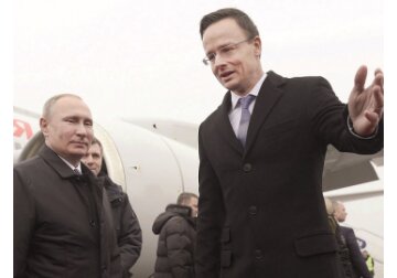 Cum şi de ce finanţează americanii şi ruşii renaşterea energiei nucleare în Uniunea Europeană. În timp ce Rusia finanţează proiectele nucleare prin împrumuturi, guvernul SUA oferă bani gratuit statelor est-europene în cadrul programului „Nuclear Futures Package“. SUA vor furniza 2 mil. dolari României şi 10 mil. dolari Poloniei din acest pachet