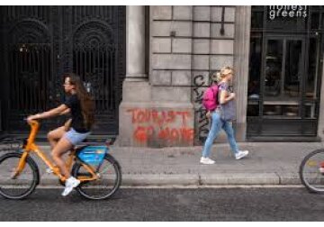 „Turiștilor, plecați acasă!”. Cum sunt date peste cap afacerile imobiliare de tip Airbnb de localnicii care s-au săturat de invazia de turiști
