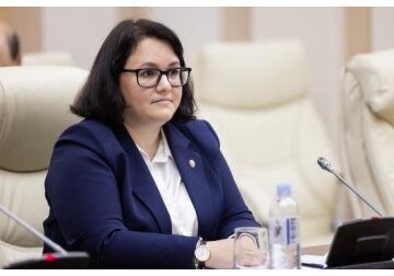 Un grup de lucru ad hoc va prezenta în curând propuneri de revizuire a taxei de 9 euro percepute pentru fiecare pasager avia. 