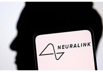 Первый человек с мозговым имплантом Neuralink начал изучать языки с помощью чипа