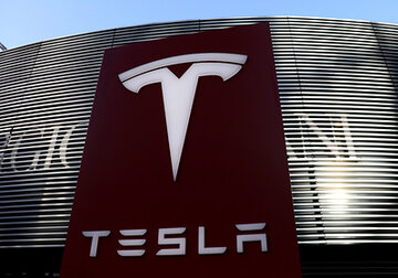 Tesla впервые стала прибыльной