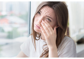 Врач развеяла миф о том, что очки с дырочками помогают здоровью глаз