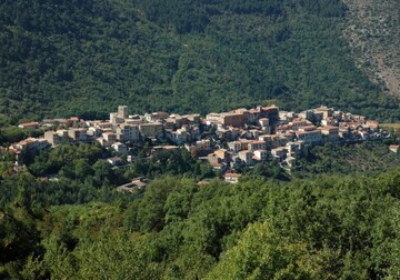 Cum reușește un sat italian să revină la viață cu ajutorul urșilor
